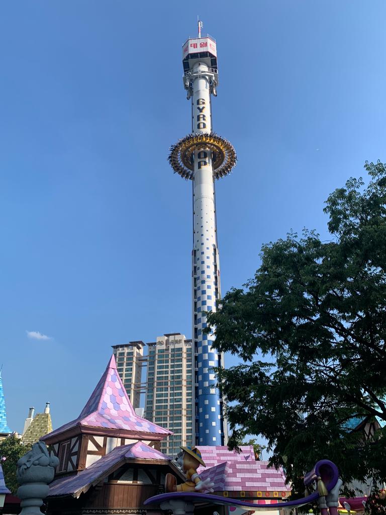 Gyro Drop tower ride at Lotte World